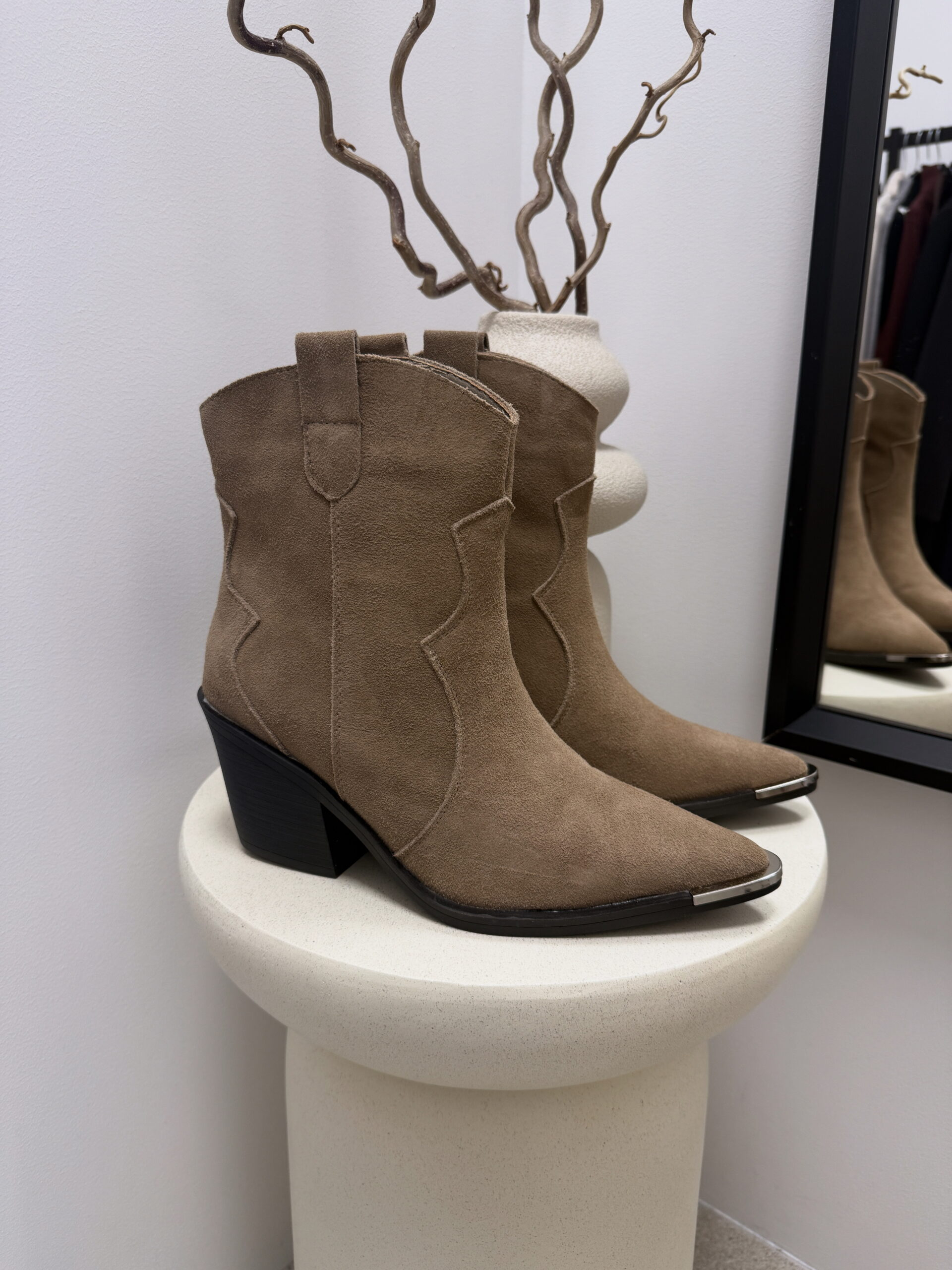 01D395E9-DC36-4CEE-B165-57E39DE6C963 Kaubojiško stiliaus batai - Image 1